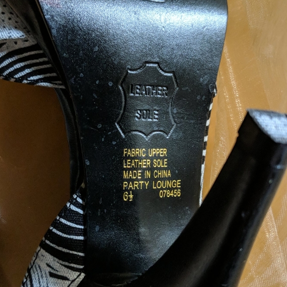 Kenneth Cole Peep Toe Pumps, size 6.5 - Picture 4 of 4